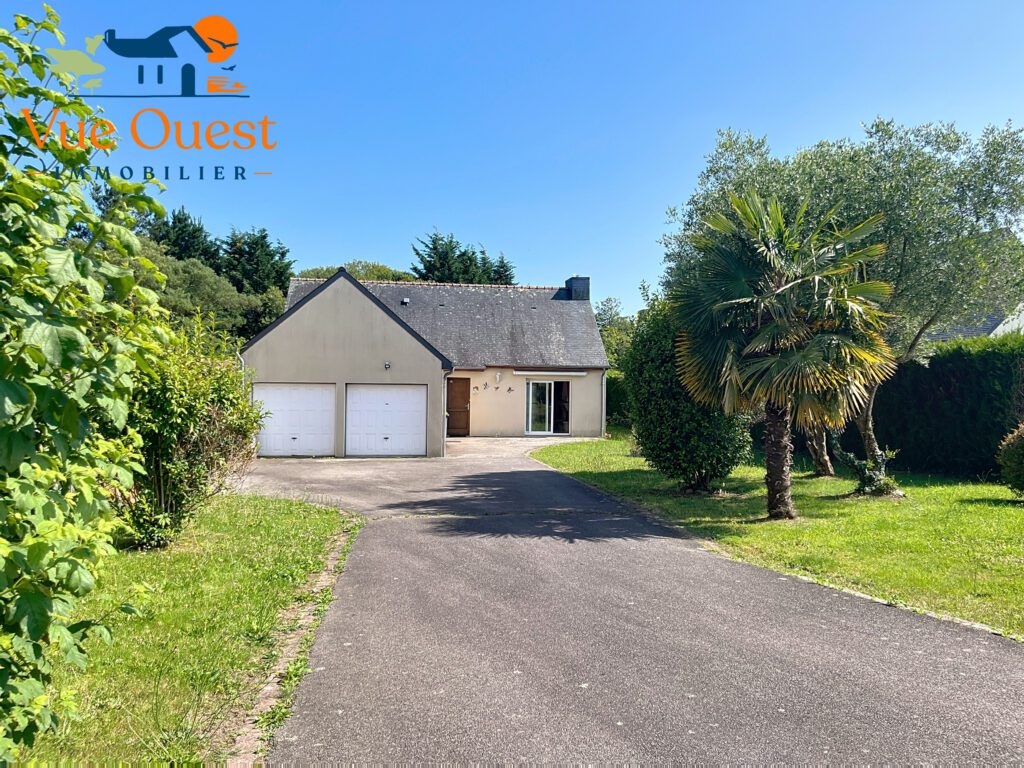 MERLEVENEZ - Maison de plain-pied avec garage double et grand terrain !