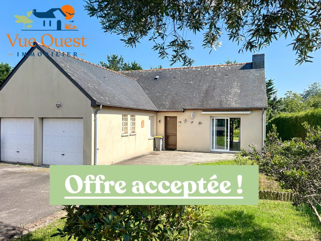 MERLEVENEZ - Maison de plain-pied avec garage double et grand terrain !