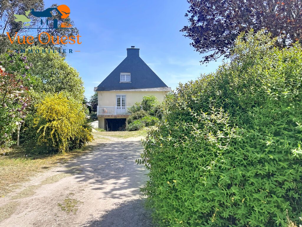 PLOUHINEC - Traditionnelle sur grand terrain à 200m du Centre